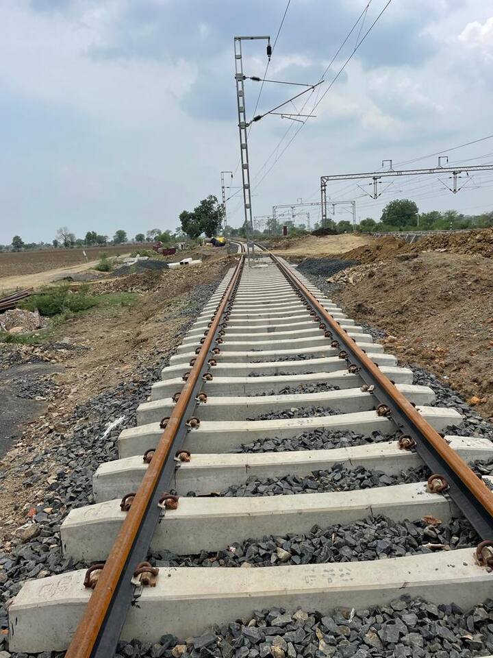 ठेकेदार अपनी गलती मानने को तैयार नहीं हैं. इसके बावजूद मौके पर जो हास्यास्पद और घटिया इंजीनियरिंग का नमूना दिख रहा है, वह रेलवे ठेकेदारों की लापरवाही का नमूना बन गया है. मामले में जानकारी ली गई तो पता चला कि ठेकेदार ने सेंटर ट्रैक; (ले-आउट ) से अलाइनमेंट मिलाए बगैर 3 से 5 मीटर दूरी तक पटरी बिछा दी.