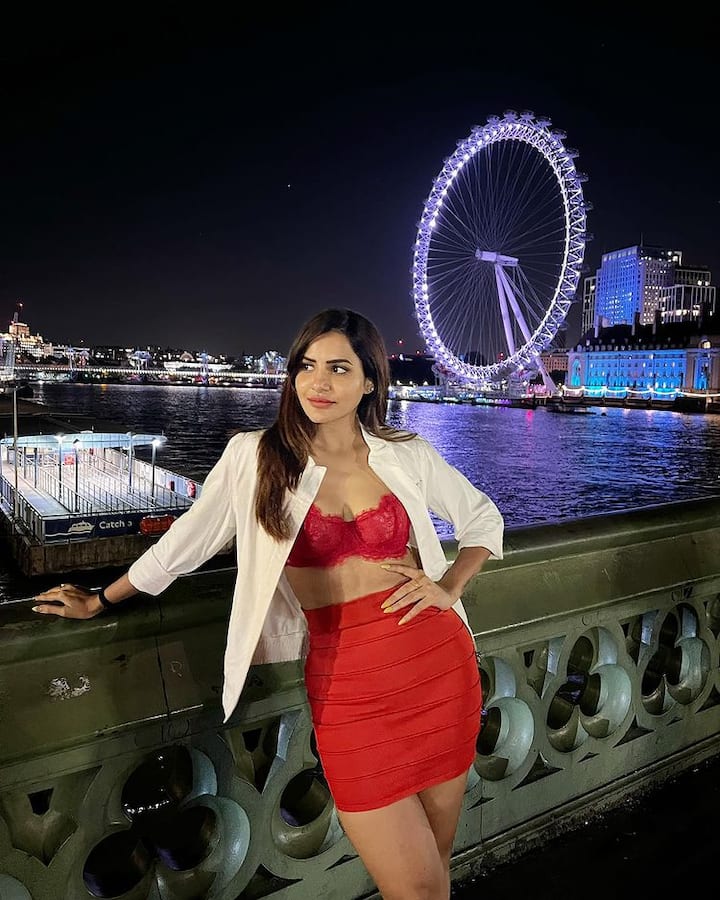 బిగ్ బాస్ అషూ రెడ్డి అదిరిపోయే డ్రెస్సులో లండన్లో షికార్లు కొడుతోంది. -Image Credit: Ashu reddy/Instagram