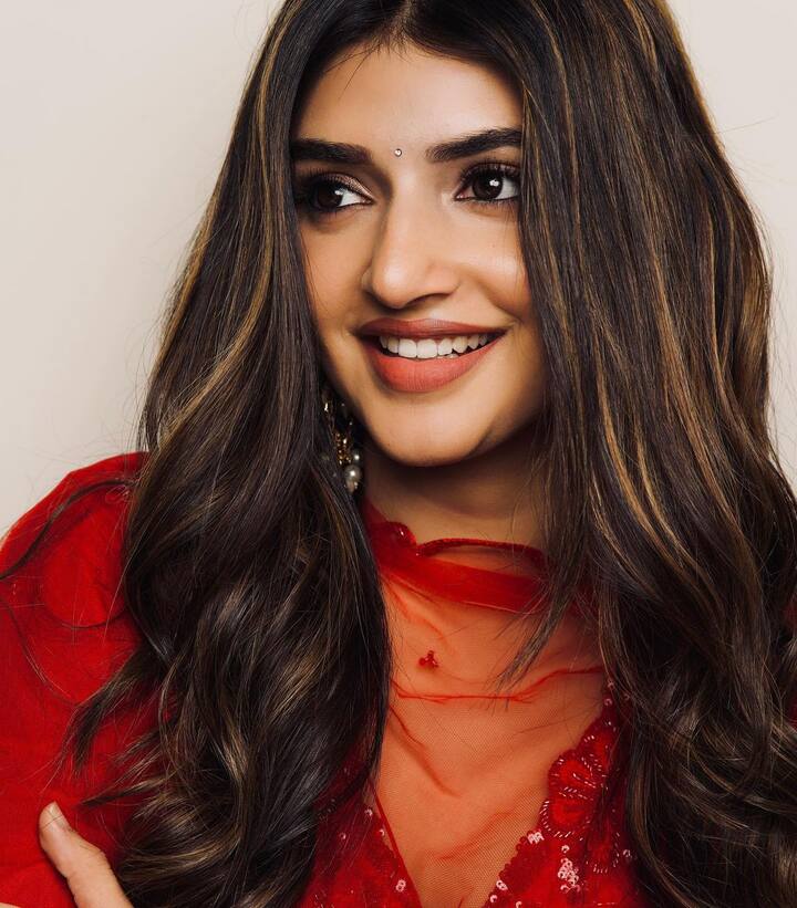 ప్రస్తుతం చేతిలో అనేక సినిమాలతో బిజీగా మారిపోయింది.  -Image credit: Sreeleela/Instagram