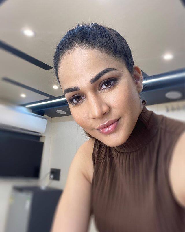 ప్రస్తుతం ట్రెండింగ్ లో ఉన్న హీరోలందరితో ఆమె కలిసి నటించింది. కానీ స్టార్ కాలేకపోయింది.(Photo Courtesy: Lavanya Tripathi Instagram)