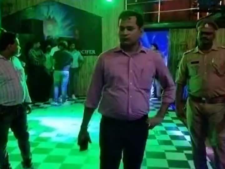 Greater Noida Uttar Pradesh Delhi NCR Police raid on hookah bar many arrested including manager ANN Police raid on hookah bar: ग्रेटर नोएडा के अवैध हुक्का बार में अचानक पहुंची पुलिस टीम, 20 से ज्यादा लड़के-लड़कियों को चेतावनी देकर छोड़ा