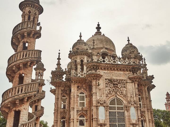 महाबत खान के मकबरे का निर्माण 1878 सीई में महाबत खानजी द्वारा शुरू किया गया था और 1892 सीई में उनके उत्तराधिकारी बहादुर कांजी द्वारा पूरा किया गया था. महल परिसर में जूनागढ़ के छठे नवाब महाबत खान द्वितीय और नवाब रसूल खानजी के मंत्री बहादुरुद्दीनभाई हसनभाई की कब्रें हैं.