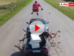 दो गाड़ियों के साथ शख्स ने किया जानलेवा स्टंट! वीडियो देख दांतों तले उंगली चबा लेंगे आप