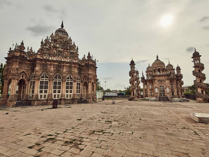 महाबत मकबरा परिसर में ये दोनों मकबरे कला और वास्तुकला के बेहतरीन उदाहरण हैं.