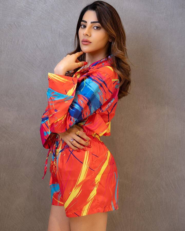 चाहते तिची खूप प्रशंसा करत आहेत आणि तिला हॉट आणि सुंदर म्हणत आहेत.(फोटो सौजन्य :nikki_tamboli/इंस्टाग्राम)