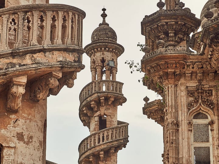 महाबत मकबरा के बाईं ओर विस्तृत रूप से डिजाइन किया गया बहाउद्दीन मकबरा, वज़ीर बहादुरुद्दीन भाई हसनभाई का मकबरा है. इसका निर्माण शेख बहाउद्दीन ने 1891-1896 ई. की अवधि के दौरान अपने स्वयं के धन से किया था. पहली बार इसे देखने पर ये बिलकुल ताजमहल जैसा दिखता है. इसमें बनी बुलबुले जैसी ढेरों गुंबद और चार मीनार पर बनी गोलाकार सीढ़ियां इसे और भी ज्यादा खूबसूरत बनाती है.