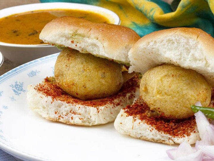 World Vada Pav Day 2022: मुंबई में खाना चाहते हैं लजीज वड़ा पाव, तो ये जगहें आपके लिए परफेक्ट है