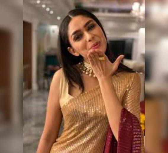 अभिनेत्री मृणाल ठाकूरचा Cute अंदाज