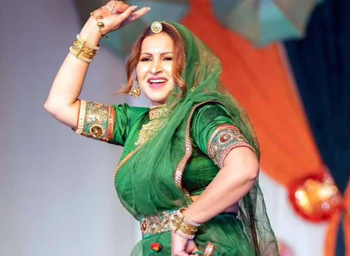 सोनाली फोगट (Sonali Phogat) का निधन हो गया है. वो एक भाजपा नेता थीं और टिकटॉक पर अपने वीडियो से उन्होंने पॉपुलैरिटी हासिल की थी. उन्होंने वाइल्ड कार्ड के रूप में बिग बॉस 14 (Bigg Boss 14) में एंट्री ली थी और 34 दिनों तक घर में रहीं. सोनाली 43 साल की थीं और गोवा में दिल का दौरा पड़ने से उनका निधन हो गया.