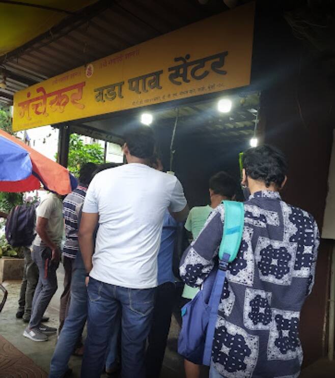 मंचेकर वडापाव : जांबोरी मैदानाच्या अगदी समोर हा मंचेकर वडापाव मिळतो. या वडापावला कायमच ग्राहकांची मोठी पसंती असते.