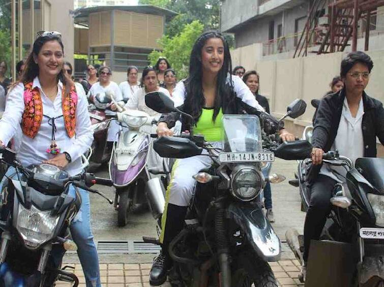 Womens bike rally in mupe with actress Ketaki Narayan for Samayra Marathi Movie promotion Samayra Marathi Movie : केतकीच्या प्रवासाला सखींची साथ, 'समायरा'सोबत पुण्यातील महिलाही बाईकवर स्वार!