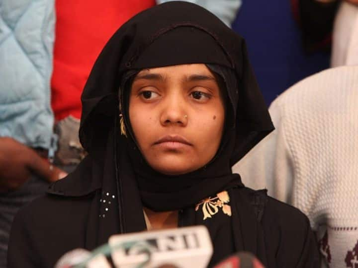 bilkis bano case supreme Court hear plea against 11convicts Marathi News Bilkis Bano Case : बिल्किस बानो प्रकरणी सर्वोच्च न्यायालयात दोषींच्या सुटकेविरोधात याचिका; आज सुनावणी