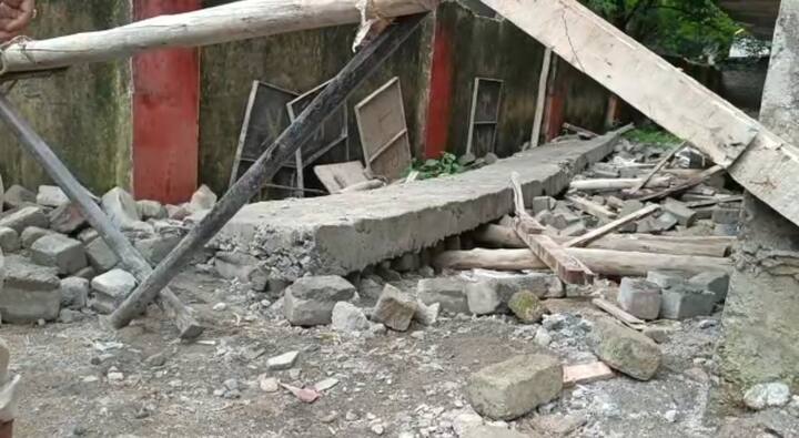 आरोप है कि भवन निर्माण में गुणवत्ता हीन सामग्री का इस्तेमाल करने की वजह से छज्जा गिर गया. निर्माणाधीन स्कूल में मजदूर रहते भी थे.