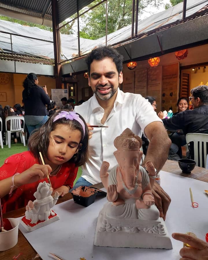 उपक्रमांतर्गत रंगविण्यात येणाऱ्या इको-फ्रेंडली गणेशमूर्ती अनोख्या असून, त्या 80% कापूस-कागदाचा लगदा आणि 20% शाडू माती अशा विशिष्ट मिश्रणापासून तयार केल्या जातात.