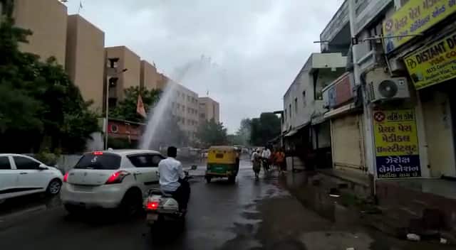 Ahmedabad : 20 fit long water fall after pipeline break in Khokhara area of Ahmedabad Ahmedabad : ખોખરામાં પાણીનો 20 ફૂટ ઊંચો ફૂવારો ઉડ્યો, લાખો લીટર પાણીનો વેડફાટ