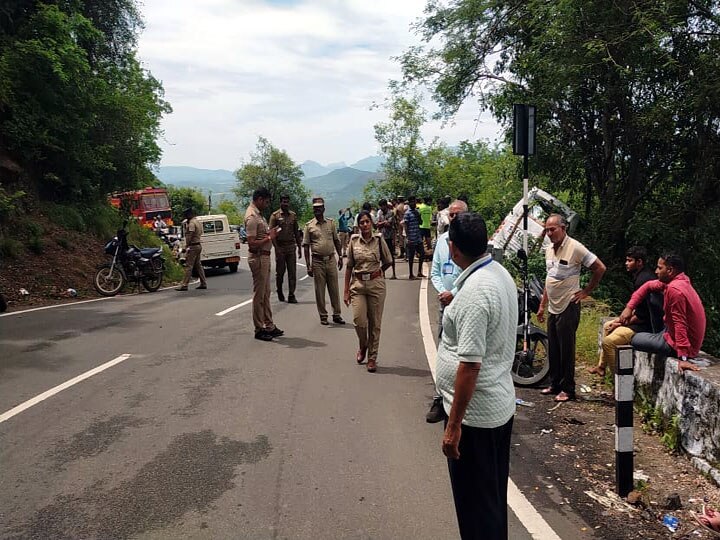 சுற்றுலா சென்று திரும்பிய போது விபத்து: பேருந்தின் பின் கண்ணாடியை உடைத்து தப்பித்த 42 பயணிகள்