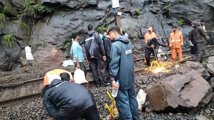 मिडल लाईनवरून हे इंजिन लोणावळ्यातून कर्जतच्या बाजूने निघालं होतं. त्याचवेळी अचानकपणे मोठ्या दरडी खाली कोसळल्या आणि  इंजिनवर पडल्या.