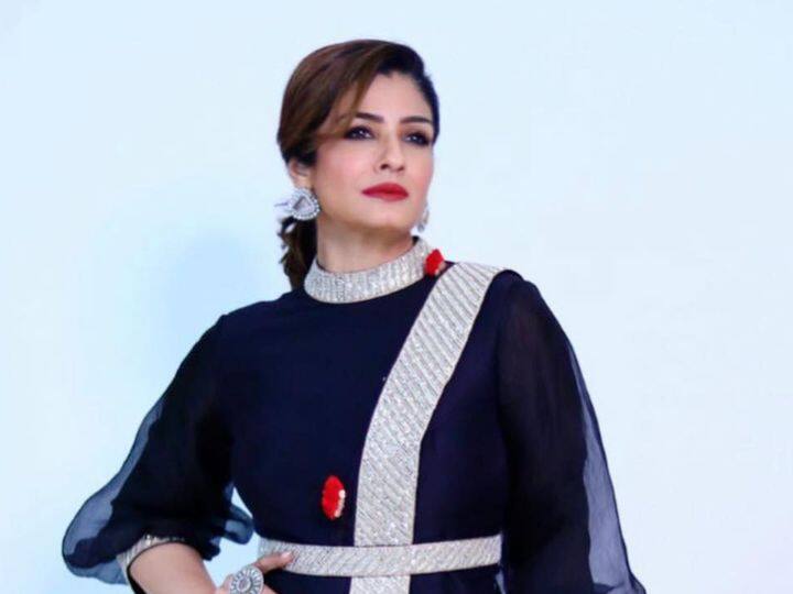 90 च्या दशकातील सुंदर आणि लोकप्रिय अभिनेत्री रवीना टंडन सध्या तिच्या लूकमुळे चर्चेत आहे.(फोटो सौजन्य:officialraveenatandon/इन्टाग्राम)