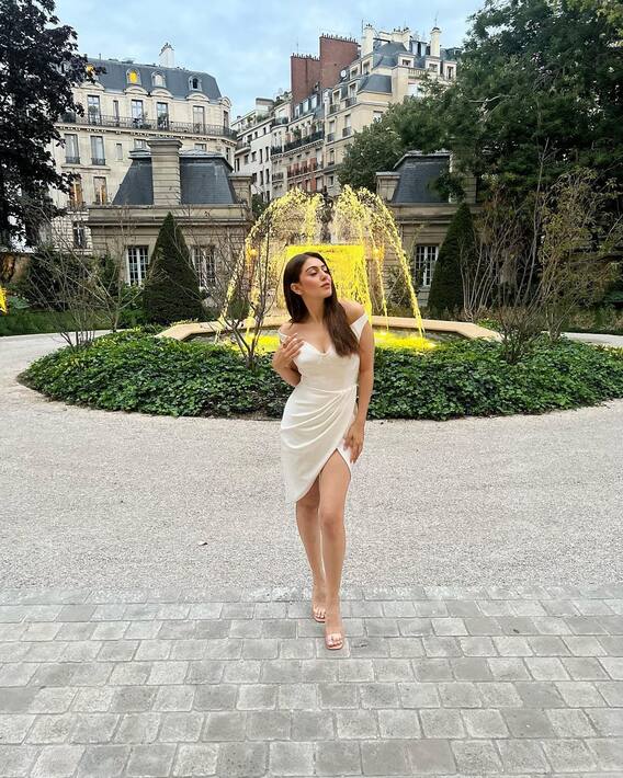 Hansika Motwani Photos: व्हाइट शॉर्ट ड्रेस में हंसिका मोटवानी के किलर लुक ने उड़ाए होश, फोटो देख मचल उठेगा आपका दिल