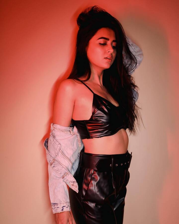 लोकप्रिय टीव्ही अभिनेत्री तेजस्वी प्रकाश अभिनयासोबतच तिच्या अप्रतिम फॅशन सेन्ससाठी ओळखली जाते. (फोटो सौजन्य:tejasswiprakash/इंस्टाग्राम)