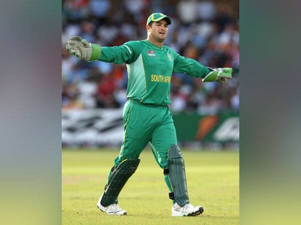 প্রোটিয়া উইকেট কিপার ব্যাটার মার্ক বাউচার মোট ১৬টি ম্যাচ খেলেছেন টি-টোয়েন্টি বিশ্বকাপে। ১৫টি ক্যাচ ধরেছেন ও ১টি স্ট্যাম্পিং করেছেন।