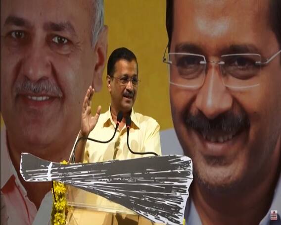 દિવાળીમાં ફટાકડા નથી ફૂટતા એટલા ગુજરાતમાં પેપર ફૂટે છેઃ કેજરીવાલ