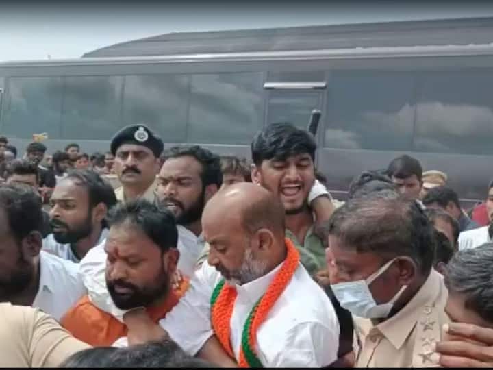 Police Detain Telangana BJP President Bandi Sanjay For Protesting Against Arrest Of Party Workers In Jangaon Police Detain Telangana BJP President Bandi Sanjay For Protesting Against Arrest Of Party Workers In Jangaon