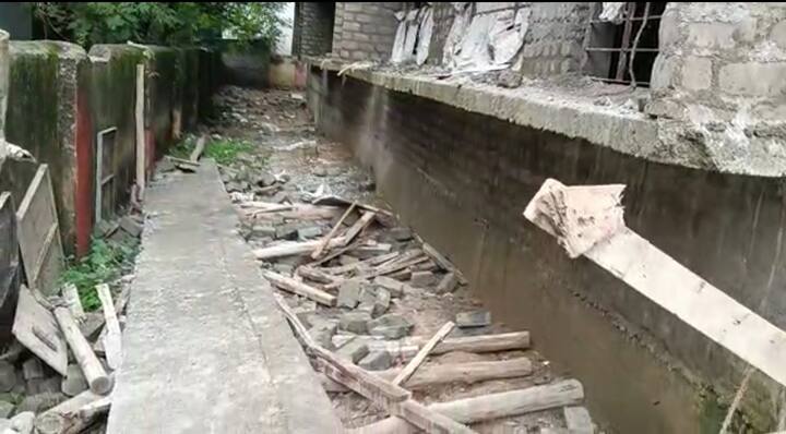 जबलपुर की एक निर्माणाधीन स्कूल का छच्चा गिर गया. इस घटना में 2 मजदूर गंभीर रूप से घायल हो गए हैं. उन्हें उपचार के लिए निजी अस्पताल में भर्ती किया गया है. मामले की जांच भी शुरू कर दी गई.