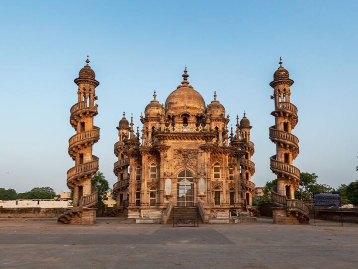 महाबत मकबरा या महाबत खान का मकबरा इंडो-इस्लामिक, यूरोपीय और गॉथिक वास्तुकला का बेजोड़ नमूना है. इसे बहादुर खान III द्वारा अपने पिता महाबत खान II के लिए बनाया गया था.