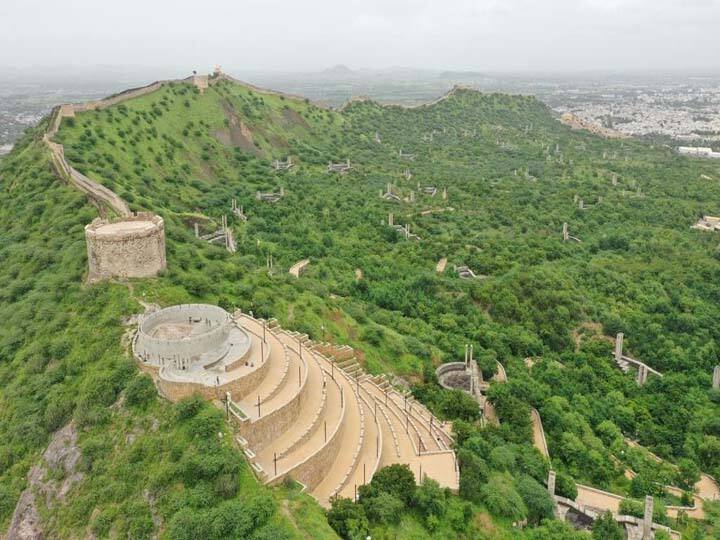 भूकंप ने कुछ ही सेकंड में व्यापक विनाश लीला दिखाई थी, जिसकी यादें इस स्मृतिवन में संजोई गई हैं. संग्रहालय और स्मारक का निर्माण जापान में हंसिन अवाजी  (कोबे) में स्थापित आपदा न्यूनीकरण और मानव नवीनीकरण संस्थान की तर्ज पर किया गया है.