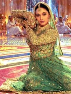 Celebs Items Autioned: माधुरी के लहंगे से लेकर सलमान की टॉवल तक, लाखों करोड़ों में बिकते हैं सेलेब्स के पहने हुए कपड़े