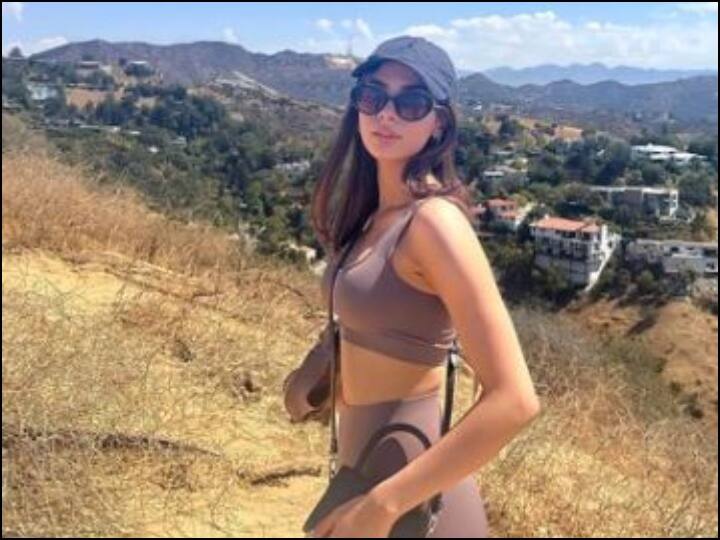 Khushi Kapoor is living her best life in Los Angeles as she goes hiking with a friend Khushi Kapoor On Vacation: छुट्टियों पर गईं खुशी कपूर ने दोस्तों संग की Hiking, तस्वीरें शेयर कर लिखा- 'LA में ये नहीं किया तो..'