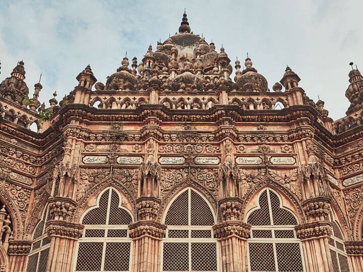 महाबत मकबरा में घूमने के लिए आपको टिकट लेने की जरुरत नहीं है, क्योंकि यहां प्रवेश निशुल्क है.