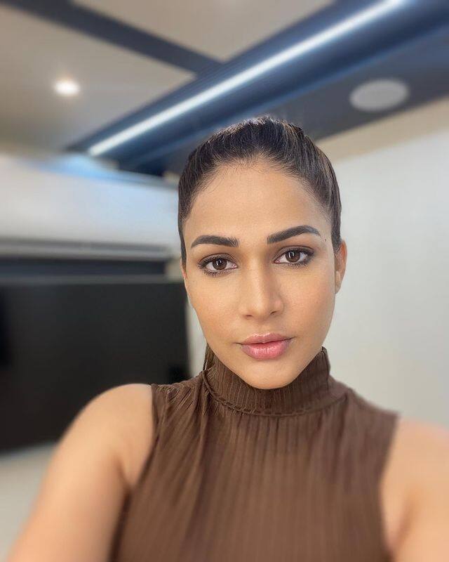 ఇదిలా ఉండగా.. తాజాగా లావణ్య త్రిపాఠి షేర్ చేసిన ఫొటోలు వైరల్ అవుతున్నాయి.(Photo Courtesy: Lavanya Tripathi Instagram)