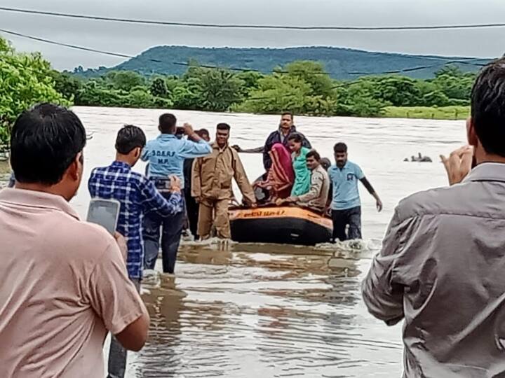 Sagar district River drains spate after heavy rains 26 people have been rescued by SDAF MP News ANN Sagar News: भारी बारिश के बाद नदी नालों में उफान, टापू पर फंसे 26 लोगों का किया गया रेस्क्यू