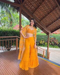 Ananya Pandey ने शरारे में चुराया दिल तो Mouni Roy का हैंडबैग भी है चर्चा में, कीमत है हैरान करने वाला