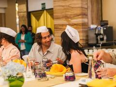 मुंबई के रंग में रंगी 'The Rings of Power' की टीम, डब्बावाले के यहां किया लंच