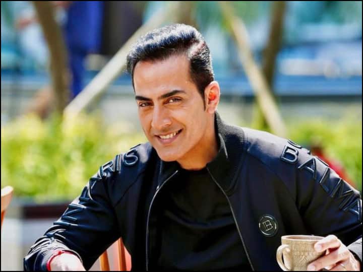 अनुपमा में वनराज शाह के रोल में नजर आ रहे हैंडसम हंक अभिनेता सुधांशु पांडे (Sudhanshu Pandey) की कुल संपत्ति 21-25 करोड़ बताई गई है. सुधांशु एक एपिसोड की फीस 50,000 है. वनराज के रोल में सुधांशु ने बेहतरीन काम किया है.