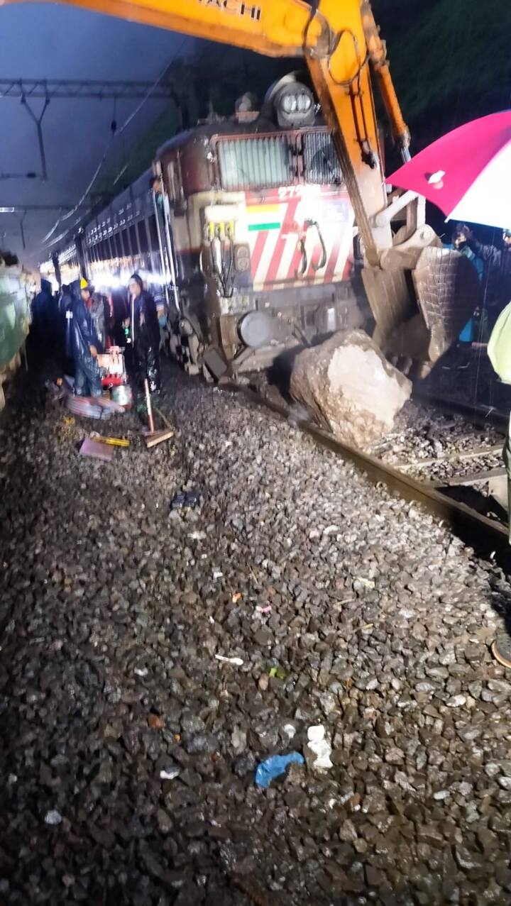 दरड हटविण्याचे प्रयत्न युद्धपातळीवर सुरू आहेत.