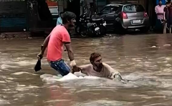 રાજસ્થાનઃ બુંદી શહેર થયું પાણીમાં ગરકાવ, ક્યાંક મકાન થયું ધરાશાયી તો ક્યાંક ફસાયા વાહનો