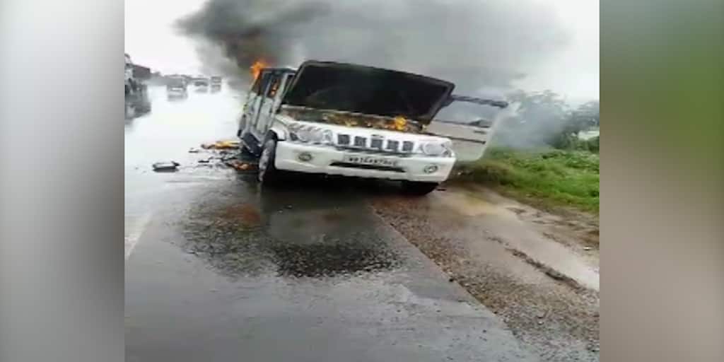 Crash Of Thunder Sets Car On Fire On Durgapur Expressway In Hooghly Hooghly News: বজ্রপাত থেকে আগুন গাড়িতে, কোনওক্রমে প্রাণরক্ষা যাত্রী ও চালকের