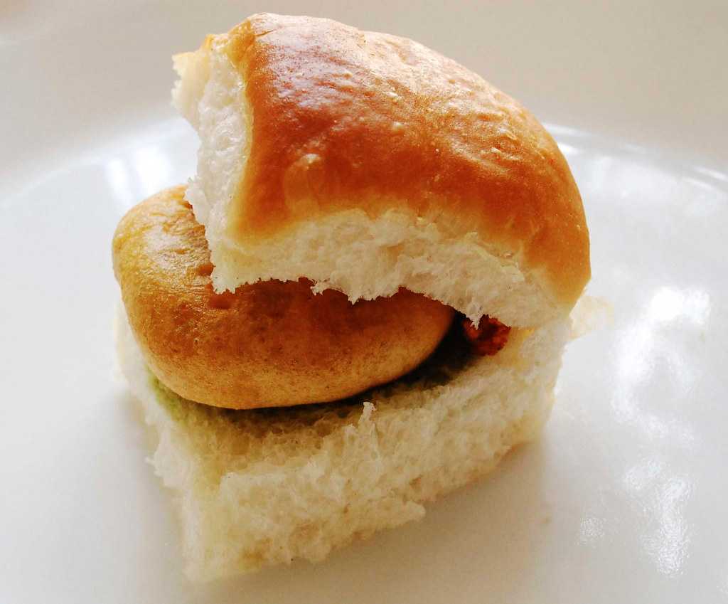 World Vada Pav Day 2022: मुंबई में खाना चाहते हैं लजीज वड़ा पाव, तो ये जगहें आपके लिए परफेक्ट है