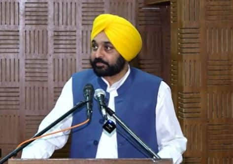 Punjab News: CM Bhagwant Mann handed over appointment letters to 4358 constables ਸੀਐਮ ਭਗਵੰਤ ਮਾਨ ਨੇ 4358 ਕਾਂਸਟੇਬਲਾਂ ਨੂੰ ਸੌਂਪੇ ਨਿਯੁਕਤੀ ਪੱਤਰ, ਬੋਲੇ 'ਇਮਾਨਦਾਰੀ ਦੀ ਕਮਾਈ ਹਮੇਸ਼ਾ ਸਕੂਨ ਦਿੰਦੀ, ਬੇਈਮਾਨੀ ਨਾਲ ਜਾਂ ਇਧਰੋਂ-ਉਧਰੋਂ ਕਮਾਏ ਪੈਸਿਆਂ ‘ਚ ਕਦੇ ਬਰਕਤ ਨਹੀਂ ਹੁੰਦੀ'