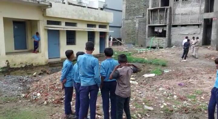 इसके साथ ही भवन निर्माण में उपयोग होने वाली सामग्री की भी जांच की जाएगी.बीजेपी के पूर्व मंत्री अंचल सोनकर ने आरोप लगाया कि ठेकेदार घटिया निर्माण सामग्री का उपयोग कर रहा था.इसके अलावा बिल्डिंग निर्माण के निर्धारित मापदंडों का पालन भी नहीं हो रहा था.