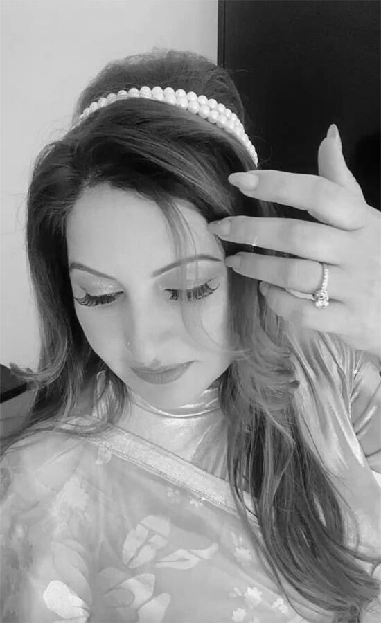 सोनाली फोगाट यांनी आपल्या तिच्या करिअरची सुरुवात 2006मध्ये हिसार दूरदर्शनमध्ये अँकरिंग करण्यापासून केली होती.