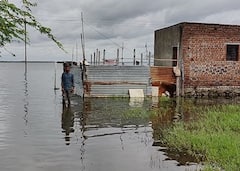 Solapur Rain Updates : सोलापुरातील हिप्परगा तलावाचं पाणी शिरलं घरात, 40 कुटुंबांवर घरं सोडून जाण्याची वेळ