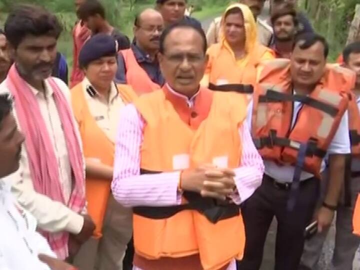 MP Flood: सीएम शिवराज सिंह चौहान ने बाढ़ प्रभावित क्षेत्रों का किया दौरा, कहा- लोगों की जिंदगी बचाना प्राथमिकता MP CM Shivraj Singh Chouhan visited flood affected areas and reviews Situation MP Flood: सीएम शिवराज सिंह चौहान ने बाढ़ प्रभावित क्षेत्रों का किया दौरा, कहा- लोगों की जिंदगी बचाना प्राथमिकता