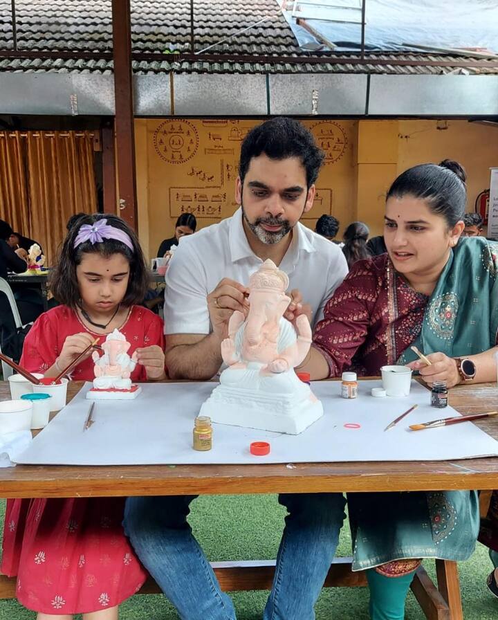 राष्ट्रीय पुरस्कार विजेते प्रसिद्ध शास्त्रीय गायक राहुल देशपांडे आपल्या कुटुंबीयांसोबत म्हणजेच पत्नी नेहा आणि मुलगी रेणुका समवेत बाप्पाची कागदी मूर्ती रंगवून सहभागी झाले.