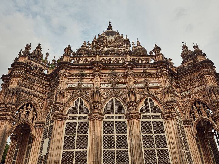 स्मारकों की सबसे खास विशेषता इसकी फर्श से लिंटेल की फ्रेंच खिड़कियां और चांदी के भीतरी दरवाजों के साथ गॉथिक स्तंभ हैं. इसमें गॉथिक शैली में निर्मित स्तंभों द्वारा बल्बनुमा गुंबदों का एक जटिल समूह भी है. इसे देखकर आप आश्चर्यचकित हो जाएंगे.