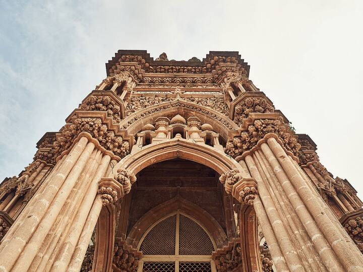 इन मीनारों में खूबसूरत पत्थर की नक्काशी और बड़े चांदी के दरवाजे हैं. मकबरा के अंदर कई हवेली भी मौजूद हैं जिनमें कुछ बेहतरीन लकड़ी की नक्काशी शामिल हैं. ये नक्काशी गुजरात की घरेलू वास्तुकला से मिलते जुलते हैं. 